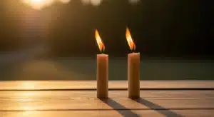 Deux bougies aux flammes synchronisées symbolisant 22h22 signification flamme jumelle et harmonie spirituelle