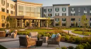 Maison de retraite moderne avec jardins paysagers et espaces de vie extérieurs pour seniors